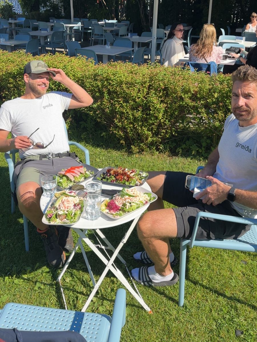 Greida-teamet samlet til lunsj ute i sola